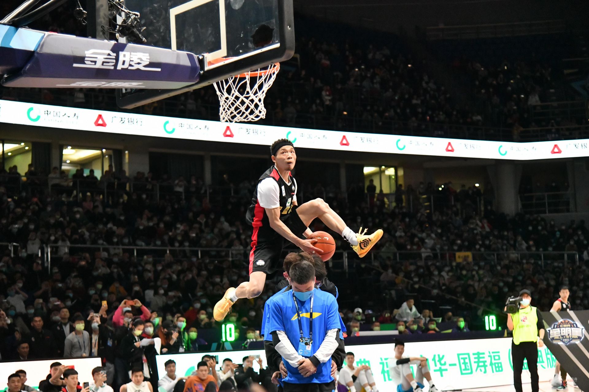 更尖锐的问 更尖锐的问